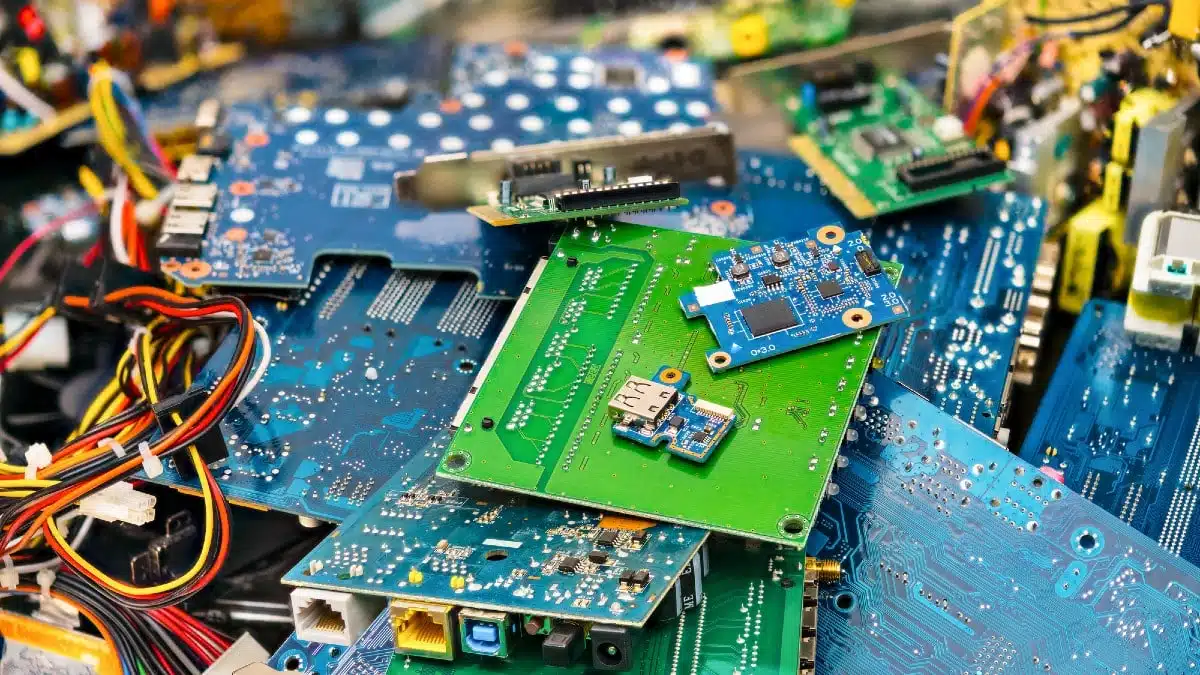 E-waste-heap-from-discarded-laptop-parts-2