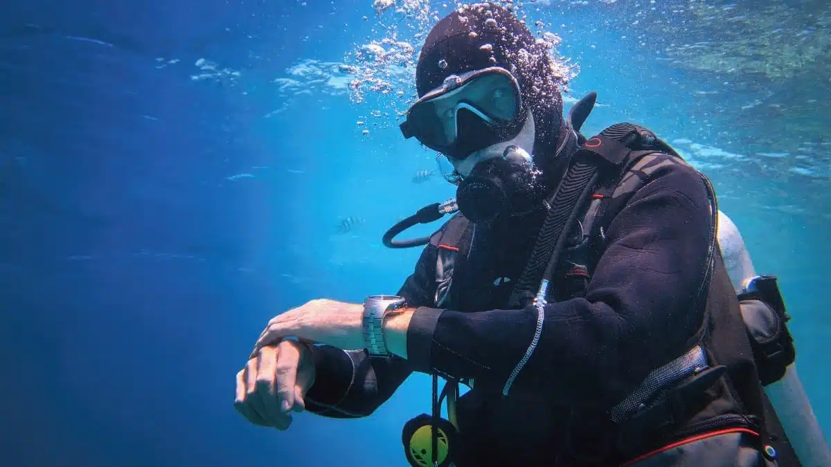 Fully-equipped-man-scuba-diver-underwater-in-the-blue-water