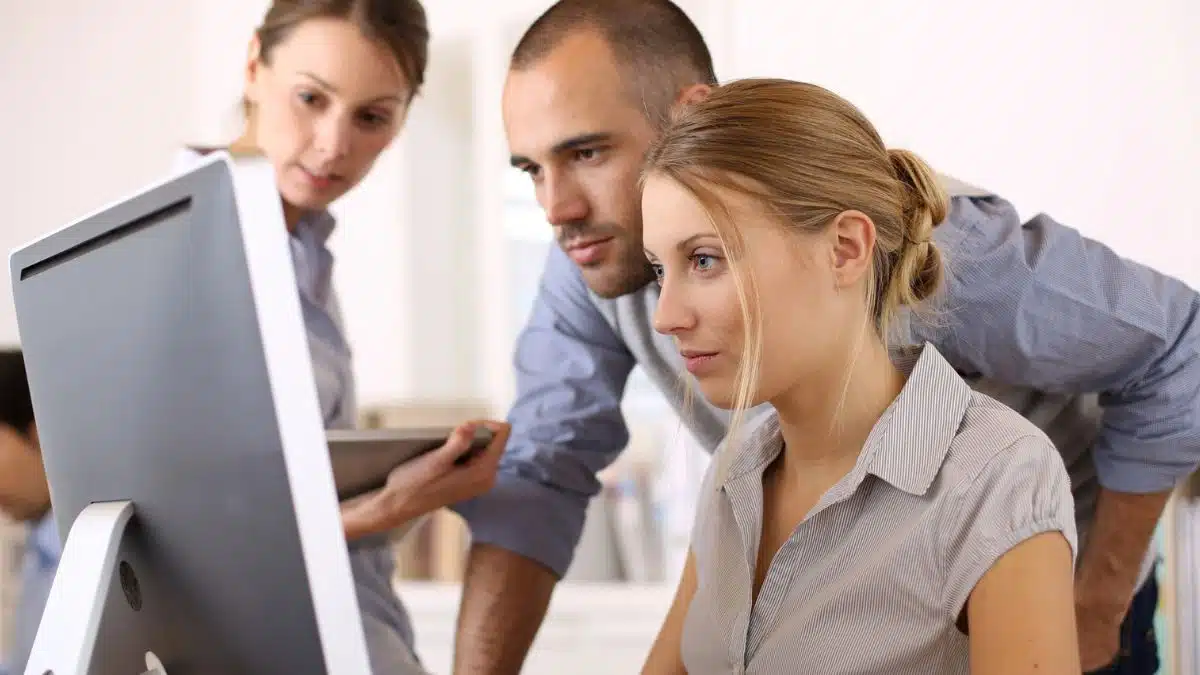 15 Office Rules That Quietly Grow Their Income employees working together